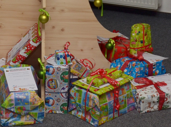 Holzbaum mit Geschenken für die Aktion Emsdettener Wunschbaum